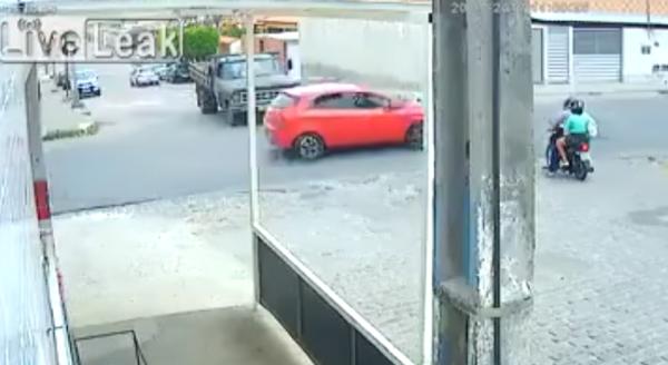 Пролез между колесами: видео